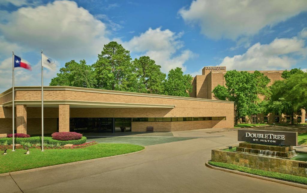 een gebouw met een vlag ervoor bij DoubleTree by Hilton Houston Intercontinental Airport in Houston