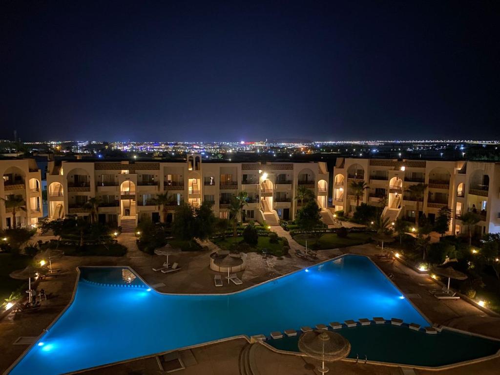 a view of the pool at night at Designer Apartment in Sunny Lakes 2 Sharm El Sheikh komplett renoviert auch für Langzeitmieter buchbar in Sharm El Sheikh