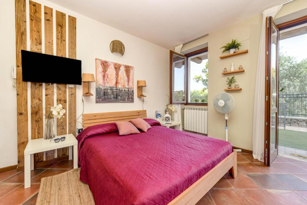 ein Schlafzimmer mit einem großen Bett und einem Flachbild-TV in der Unterkunft ACE Albatros GHH in Toscolano-Maderno