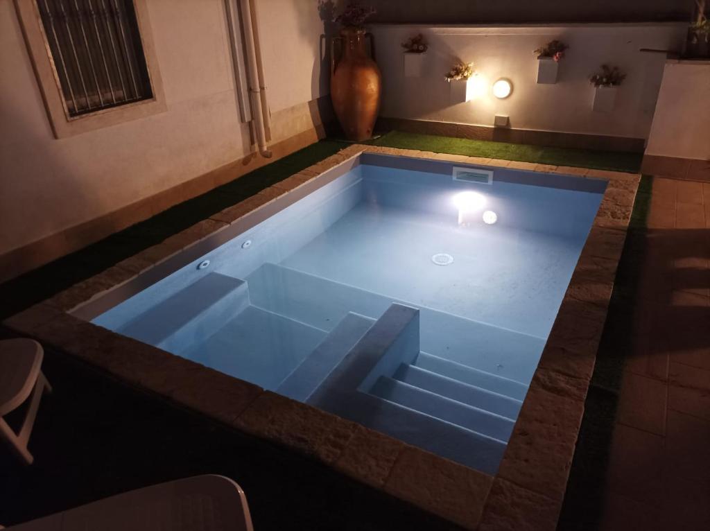 una piscina con luz en el medio en Casa KaLu', en Crispiano