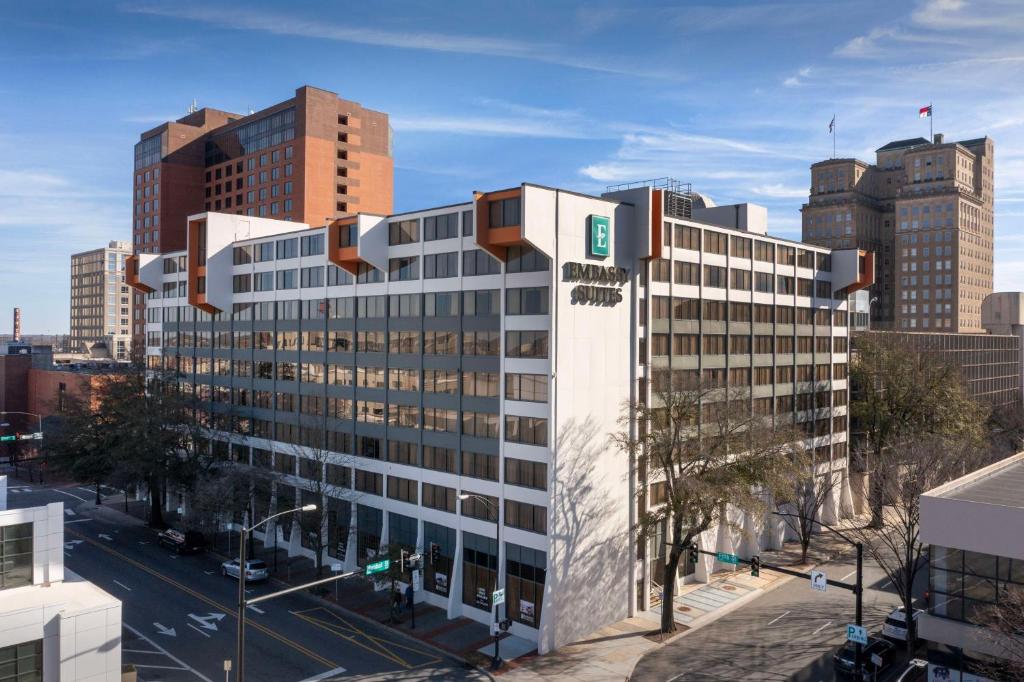 una representación de un edificio en una ciudad en Embassy Suites Winston-Salem, en Winston-Salem