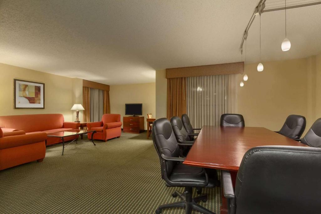 Embassy Suites Winston-Salem - Executive Suite Mit Kingsize-Bett – Nichtraucher