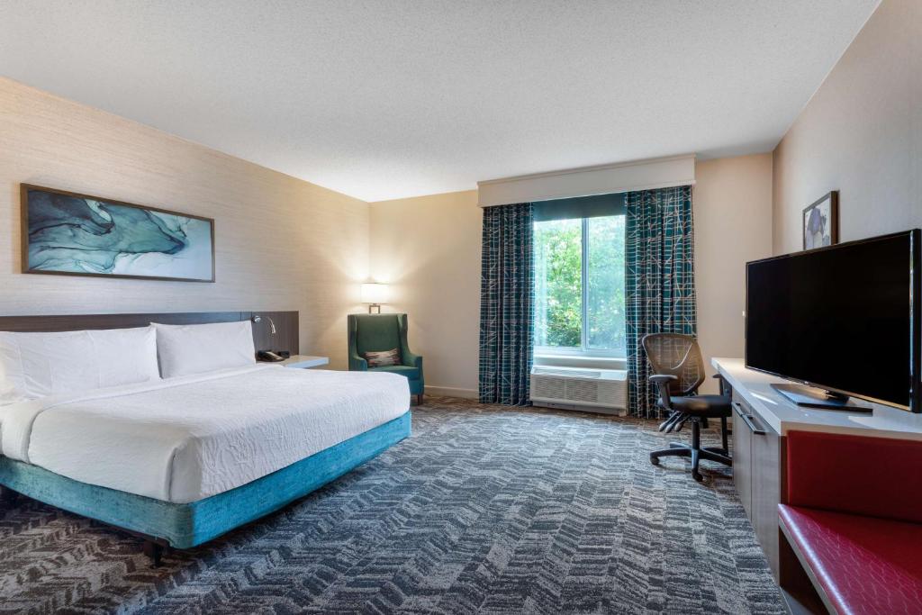 Hilton Garden Inn Islip/MacArthur Airport - King Room With Accessible Tub - Mobility Access