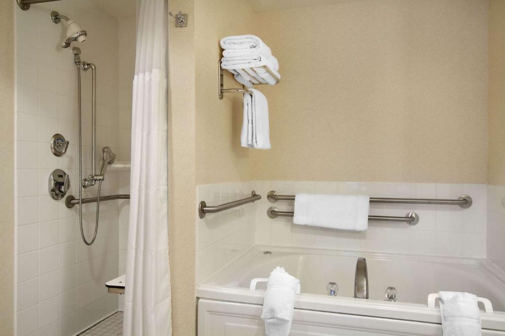 Hilton Garden Inn Ithaca - King Suite - Mobility And Hearing Access