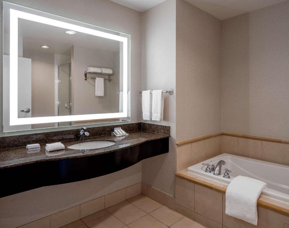 Hilton Garden Inn Jackson Downtown - 
