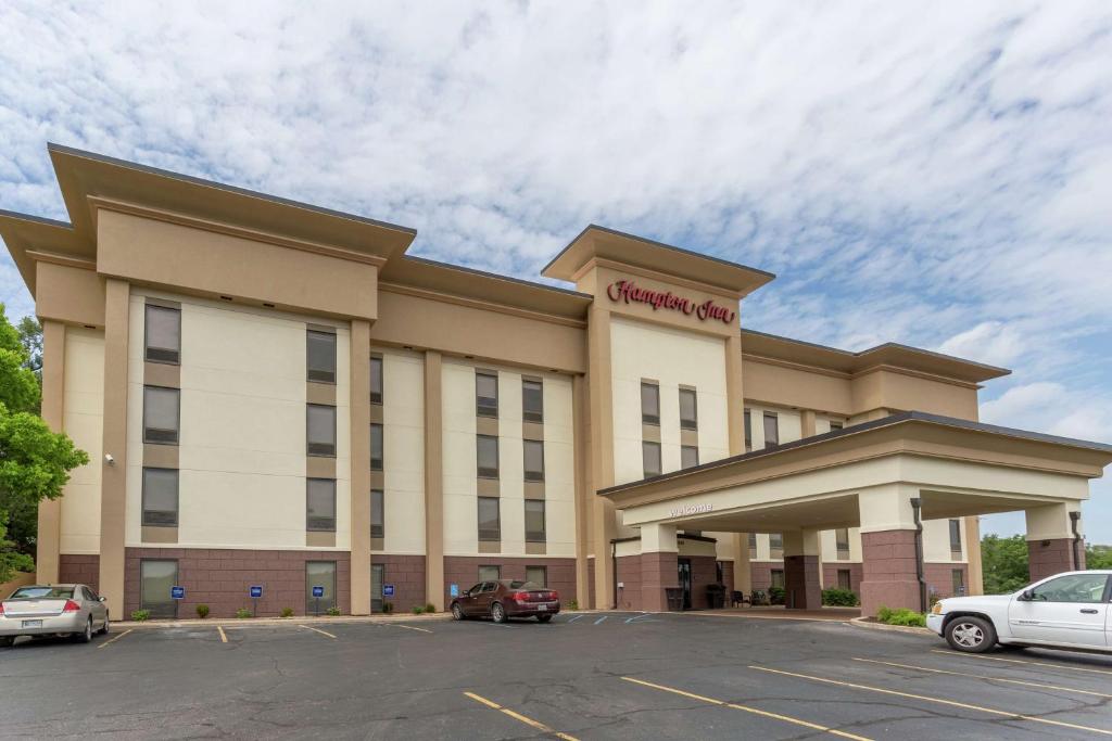 a hotel with cars parked in a parking lot at Hampton Inn Jefferson City at Capital Mall in Jefferson City