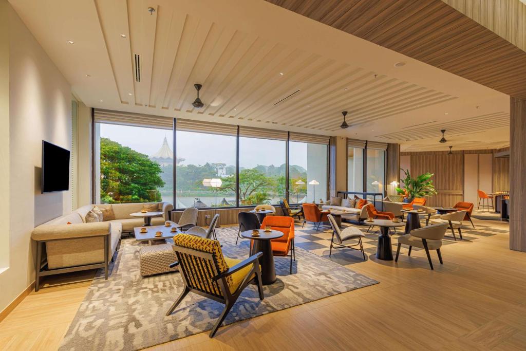 TV a/nebo společenská místnost v ubytování Hilton Kuching Hotel