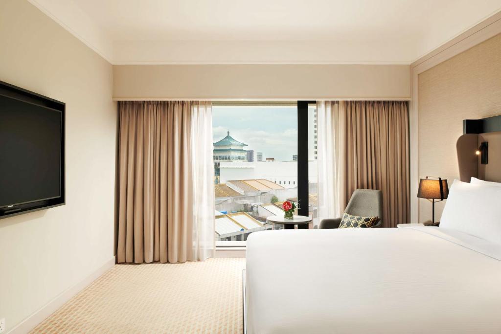 Postel nebo postele na pokoji v ubytování Hilton Kuching Hotel