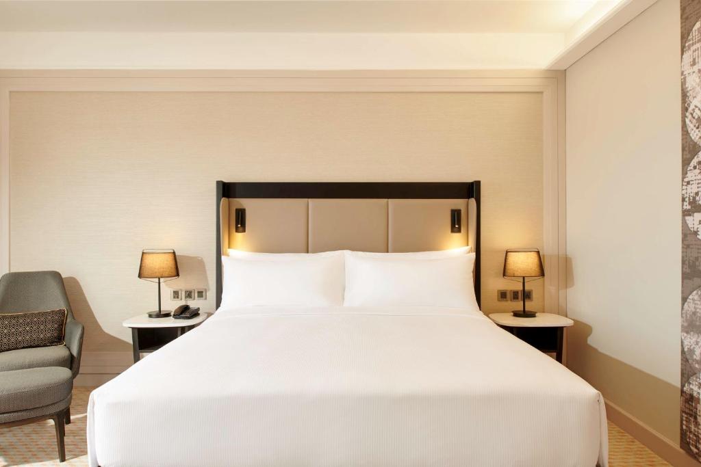 Postel nebo postele na pokoji v ubytování Hilton Kuching Hotel