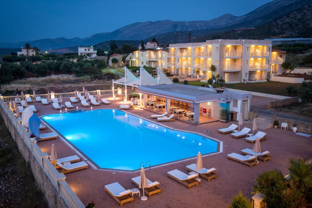 een afbeelding van een hotel met zwembad bij Notos Heights Hotel & Suites in Malia
