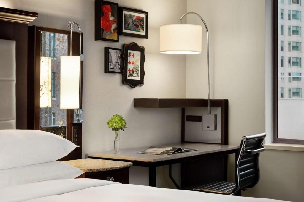 Hilton Checkers Los Angeles - Deluxe King Room With City View