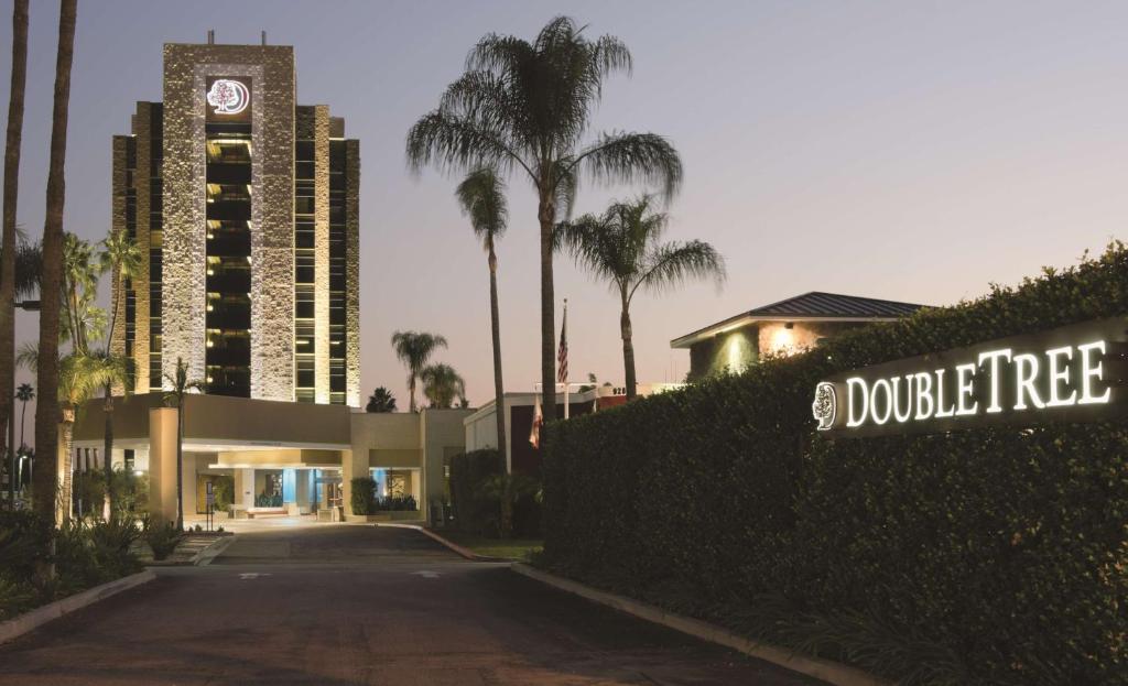 Ein Gebäude mit einem Schild, das Doozy Tree liest in der Unterkunft DoubleTree by Hilton Monrovia - Pasadena Area in Monrovia