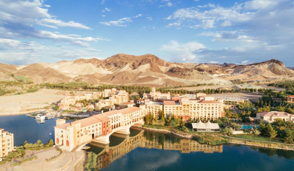 una vista aérea de un complejo con montañas en el fondo en Hilton Lake Las Vegas Resort & Spa, en Las Vegas