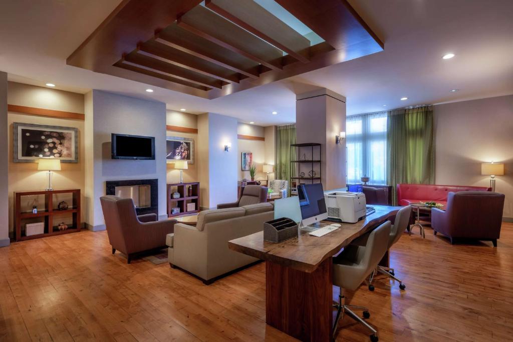 TV a/nebo společenská místnost v ubytování DoubleTree by Hilton Los Angeles Norwalk