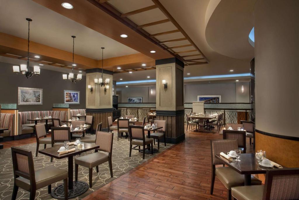 Restaurace v ubytování DoubleTree by Hilton Los Angeles Norwalk