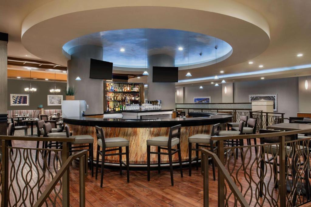 Restaurace v ubytování DoubleTree by Hilton Los Angeles Norwalk