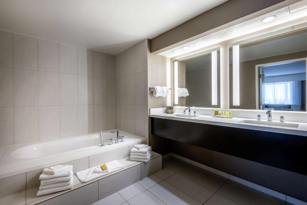 Koupelna v ubytování DoubleTree by Hilton Los Angeles Norwalk