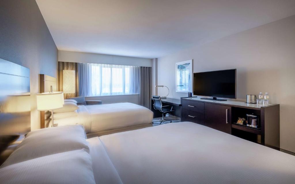 Postel nebo postele na pokoji v ubytování DoubleTree by Hilton Los Angeles Norwalk