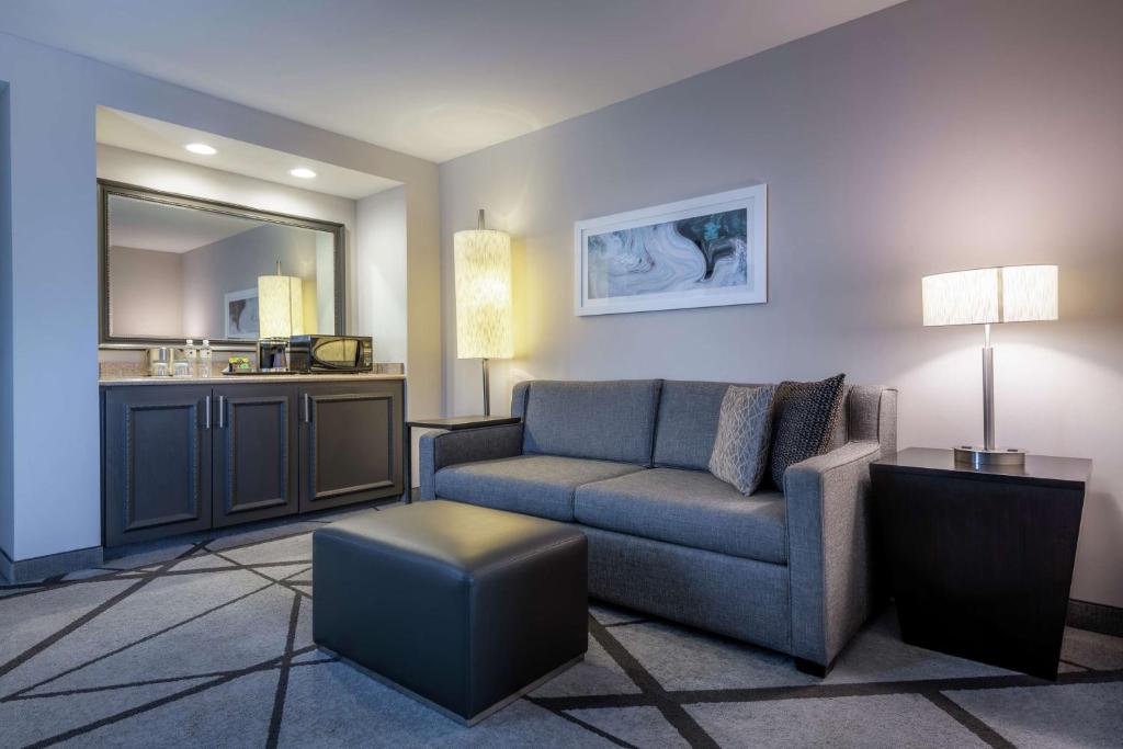 Posezení v ubytování DoubleTree by Hilton Los Angeles Norwalk