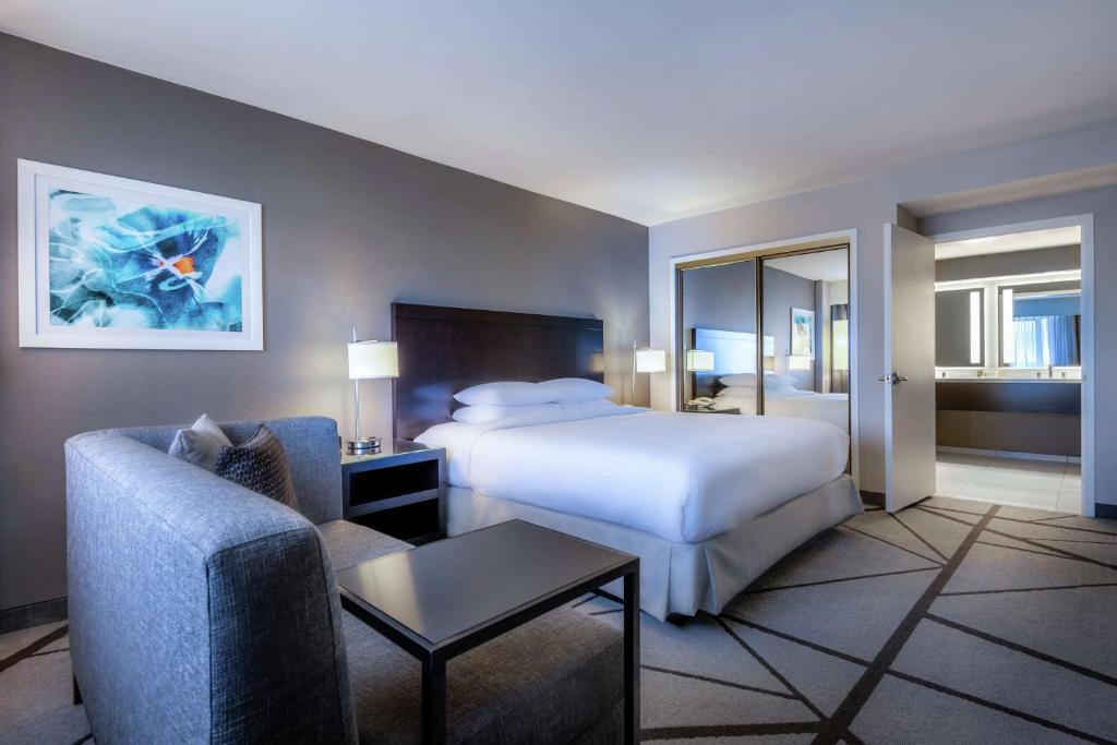 Postel nebo postele na pokoji v ubytování DoubleTree by Hilton Los Angeles Norwalk