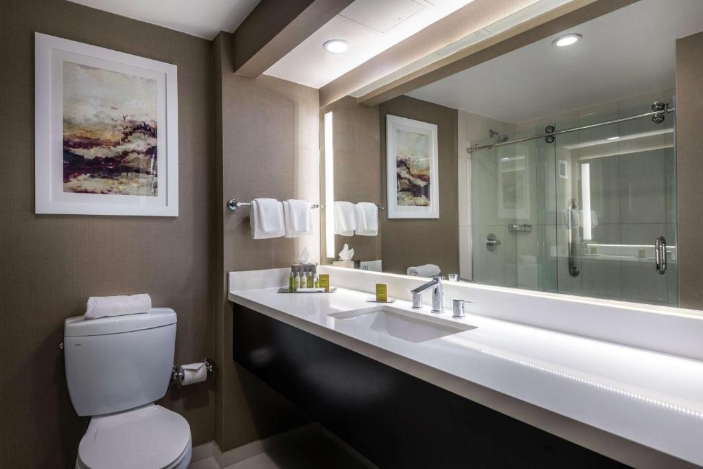 Koupelna v ubytování DoubleTree by Hilton Los Angeles Norwalk