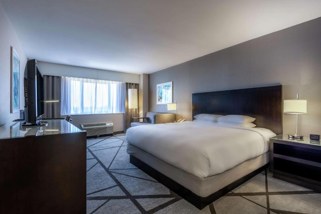 Postel nebo postele na pokoji v ubytování DoubleTree by Hilton Los Angeles Norwalk