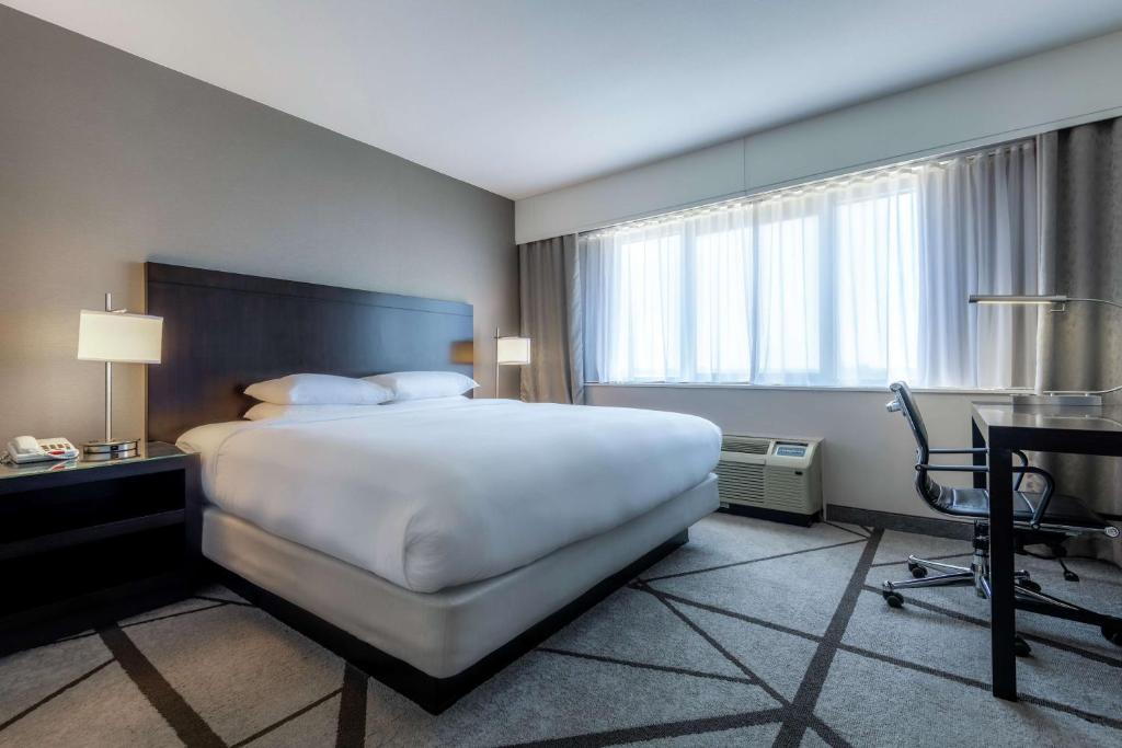 Postel nebo postele na pokoji v ubytování DoubleTree by Hilton Los Angeles Norwalk