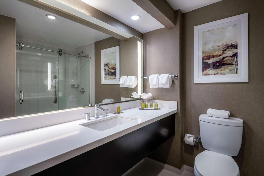 Koupelna v ubytování DoubleTree by Hilton Los Angeles Norwalk