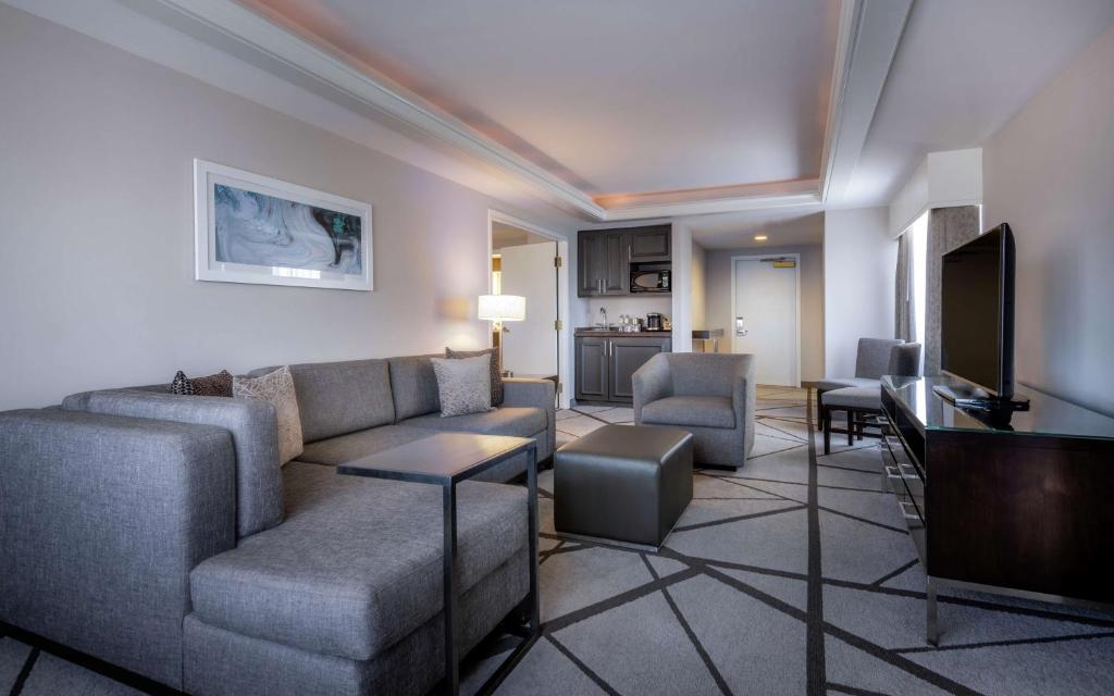 Posezení v ubytování DoubleTree by Hilton Los Angeles Norwalk