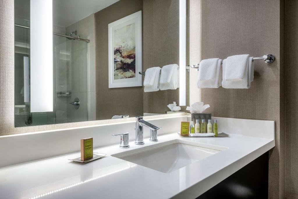Koupelna v ubytování DoubleTree by Hilton Los Angeles Norwalk