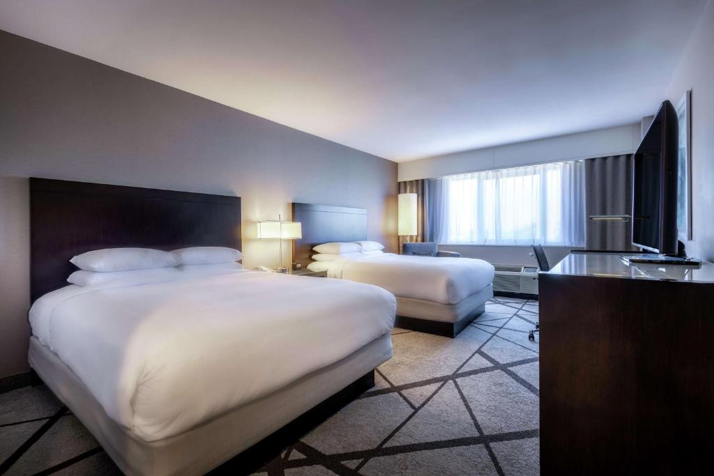 Postel nebo postele na pokoji v ubytování DoubleTree by Hilton Los Angeles Norwalk