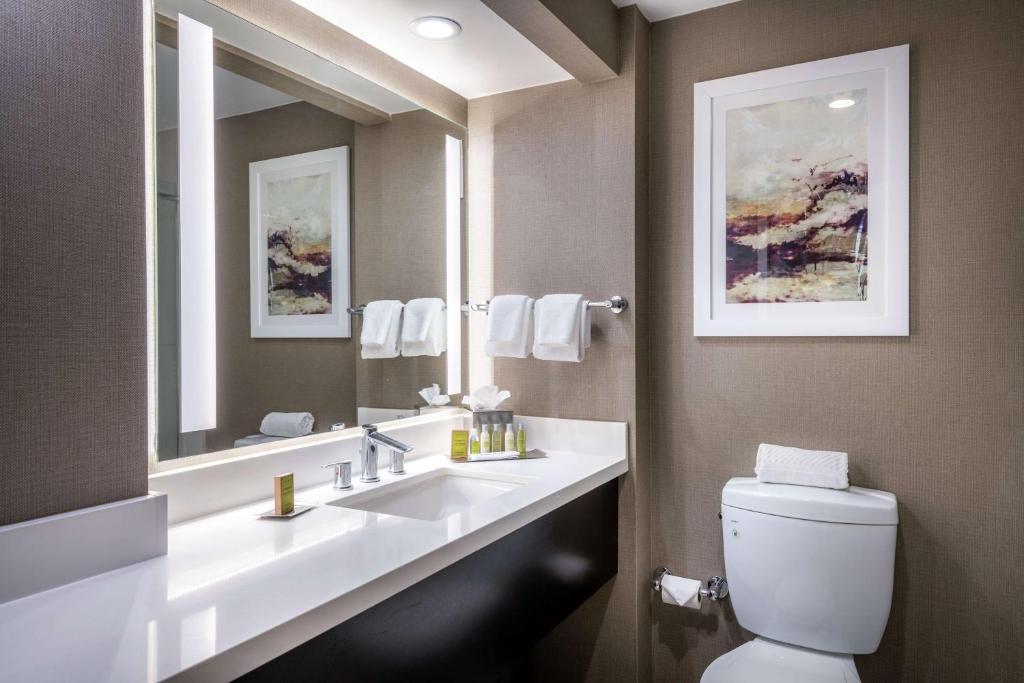 Koupelna v ubytování DoubleTree by Hilton Los Angeles Norwalk