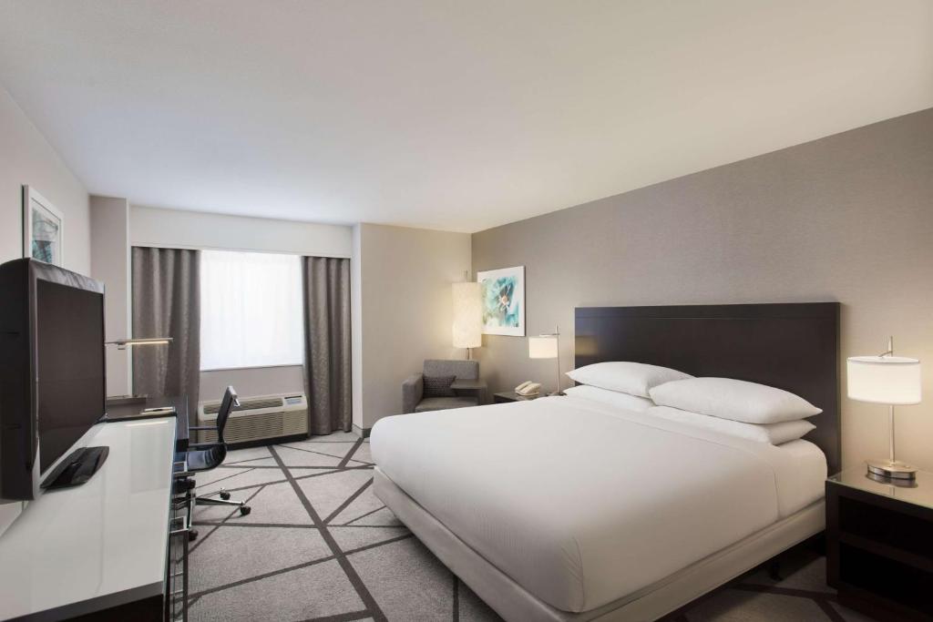 Postel nebo postele na pokoji v ubytování DoubleTree by Hilton Los Angeles Norwalk
