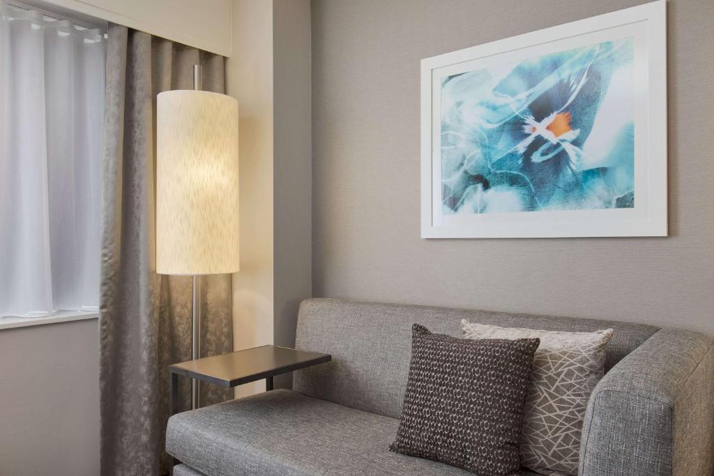 Posezení v ubytování DoubleTree by Hilton Los Angeles Norwalk