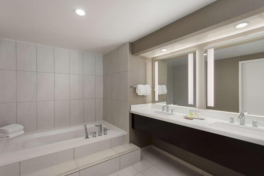 Koupelna v ubytování DoubleTree by Hilton Los Angeles Norwalk