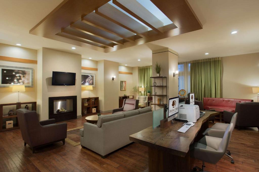 TV a/nebo společenská místnost v ubytování DoubleTree by Hilton Los Angeles Norwalk