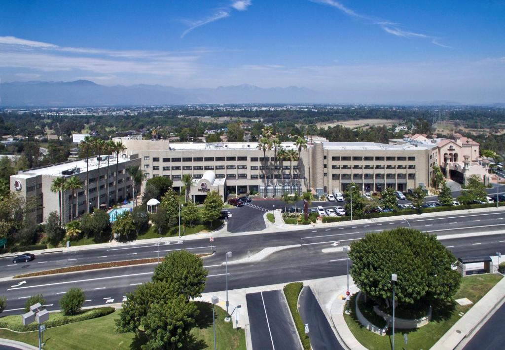 uma vista aérea de uma cidade com uma auto-estrada em DoubleTree by Hilton Rosemead em Rosemead