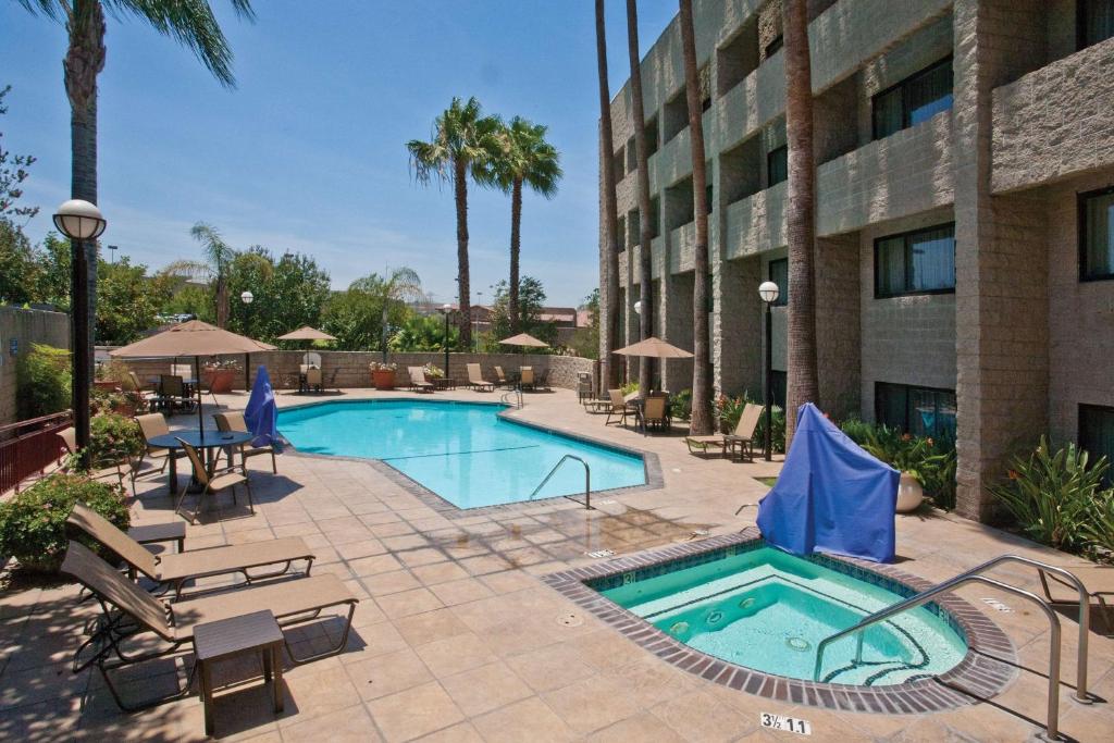 Bazén v ubytování DoubleTree by Hilton Rosemead nebo v jeho okolí