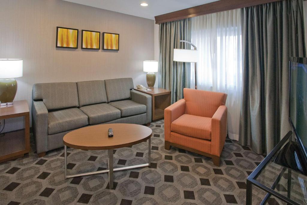 TV a/nebo společenská místnost v ubytování DoubleTree by Hilton Rosemead