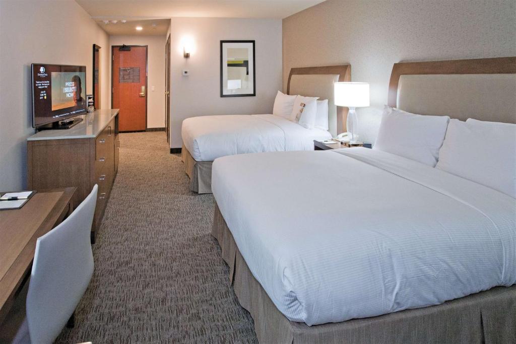 Postel nebo postele na pokoji v ubytování DoubleTree by Hilton Rosemead