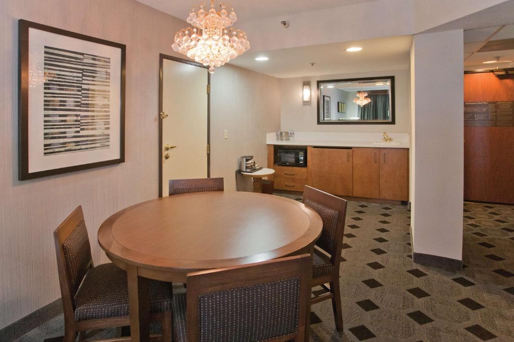 Kuchyň nebo kuchyňský kout v ubytování DoubleTree by Hilton Rosemead