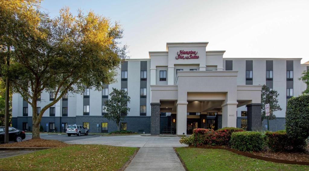 une représentation de l'avant d'un hôtel dans l'établissement Hampton Inn and Suites Lafayette, à Lafayette