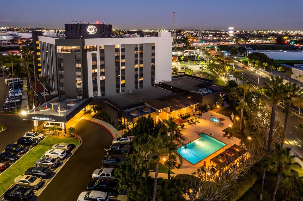 un hôtel avec une piscine en face d'un parking dans l'établissement DoubleTree by Hilton Carson, à Carson