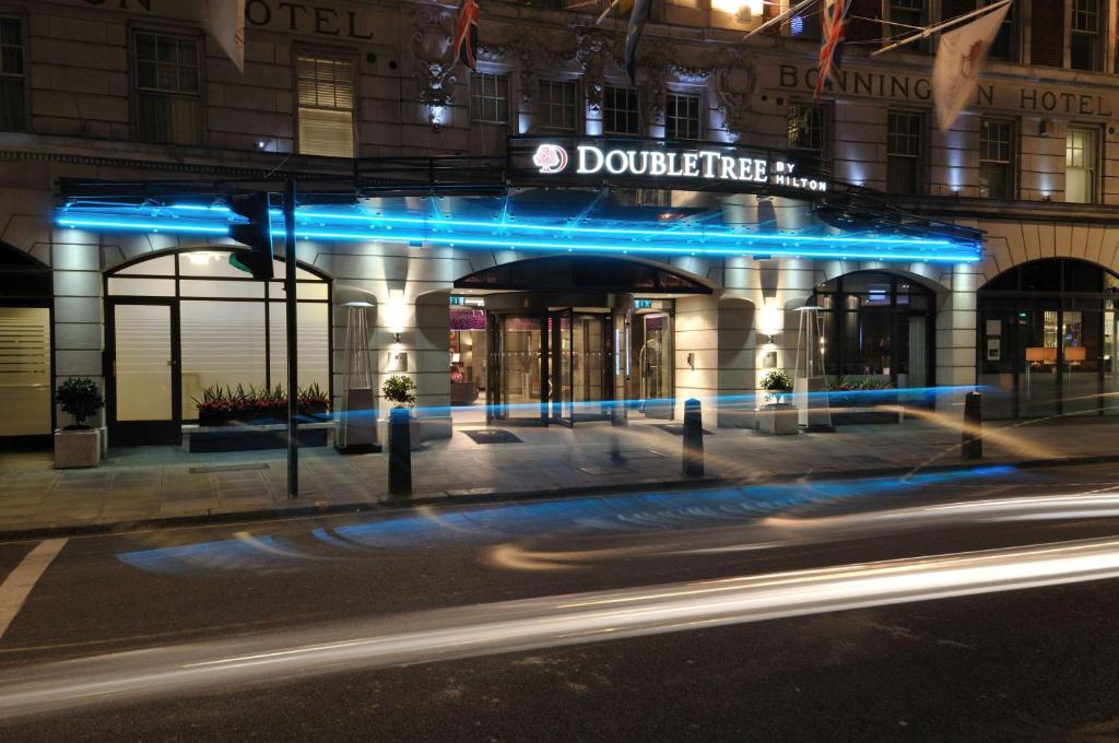 un edificio con luces azules en la parte delantera en DoubleTree by Hilton London – West End, en Londres