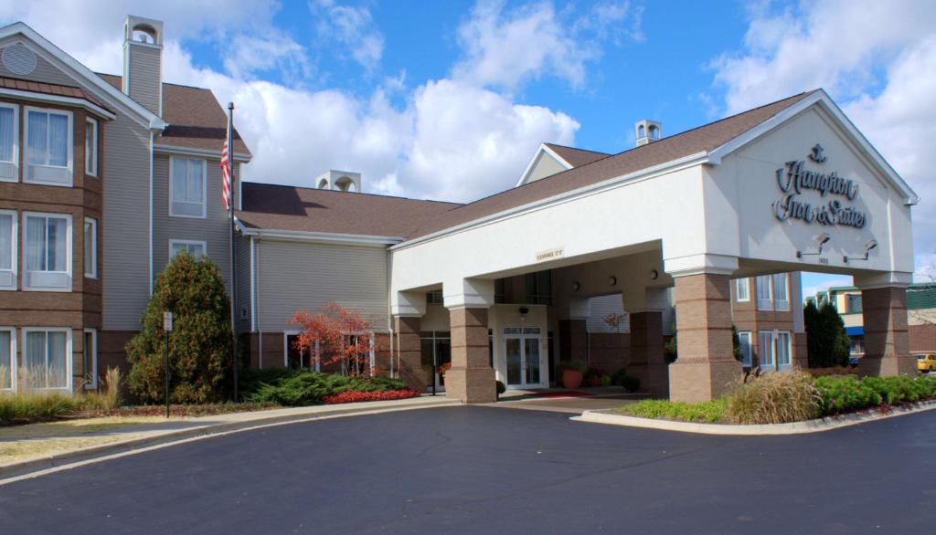 a rendering of the front of the hampton inn at Hampton Inn & Suites Lincolnshire in Lincolnshire