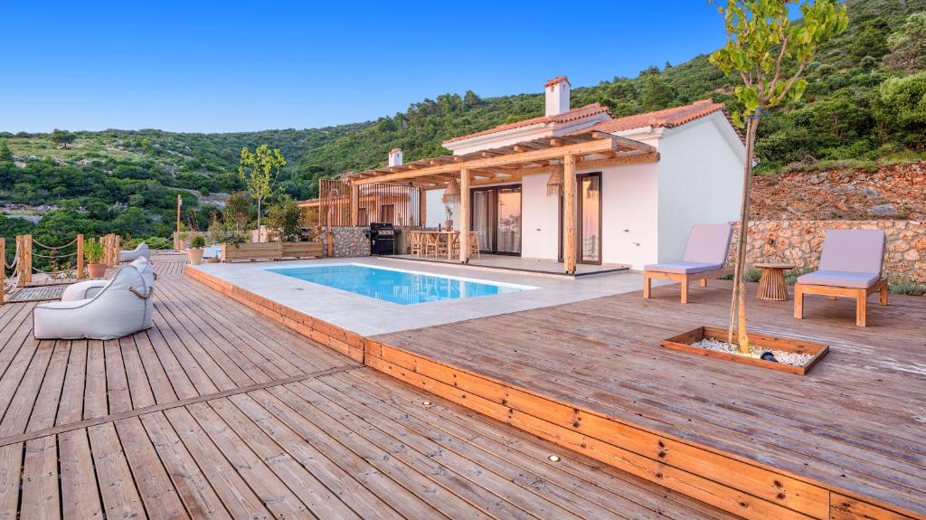 una casa con piscina en una terraza de madera en Eunoia Porto Katsiki en Áyios Nikólaos Nirás