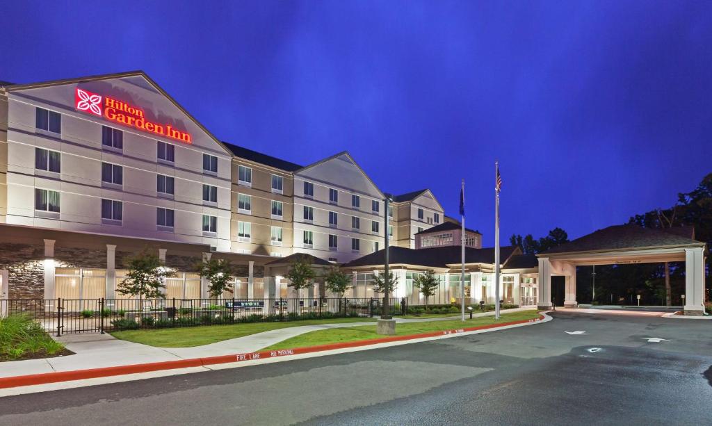 リトルロックにあるHilton Garden Inn West Little Rockのサインのあるホテル