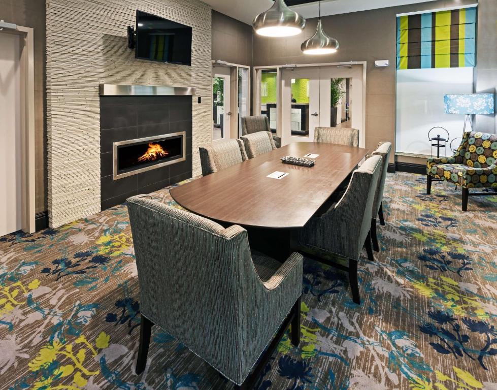 TV a/nebo společenská místnost v ubytování Hilton Garden Inn West Little Rock
