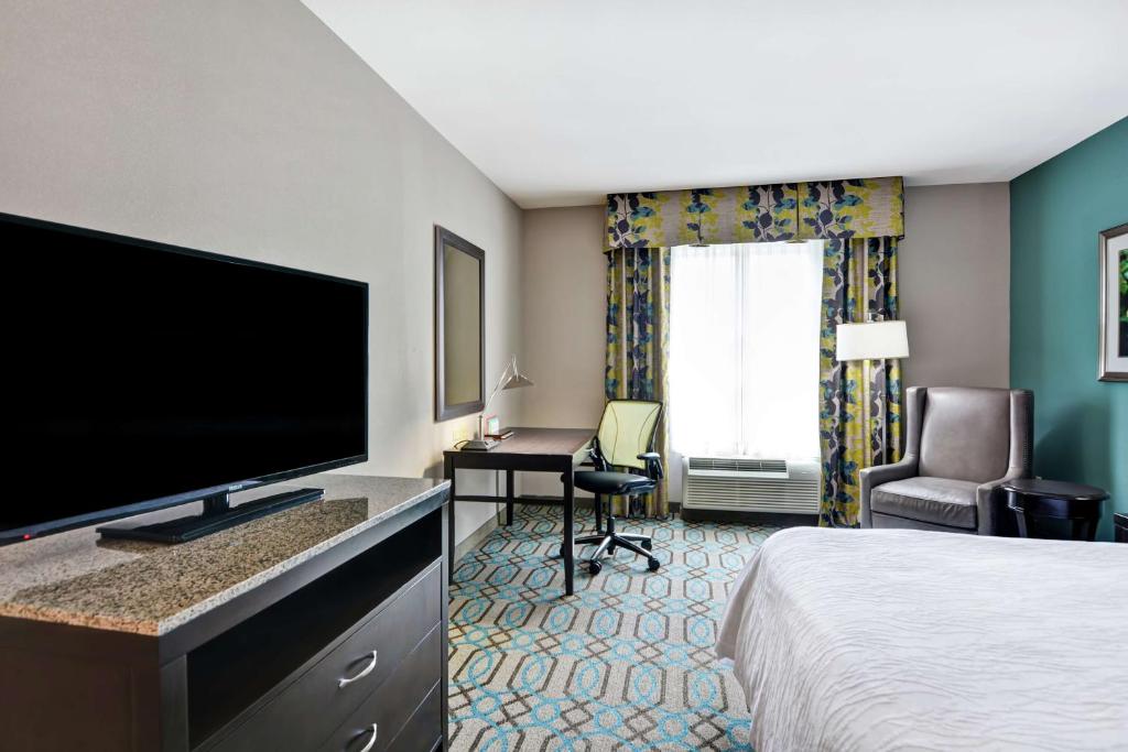 TV a/nebo společenská místnost v ubytování Hilton Garden Inn West Little Rock