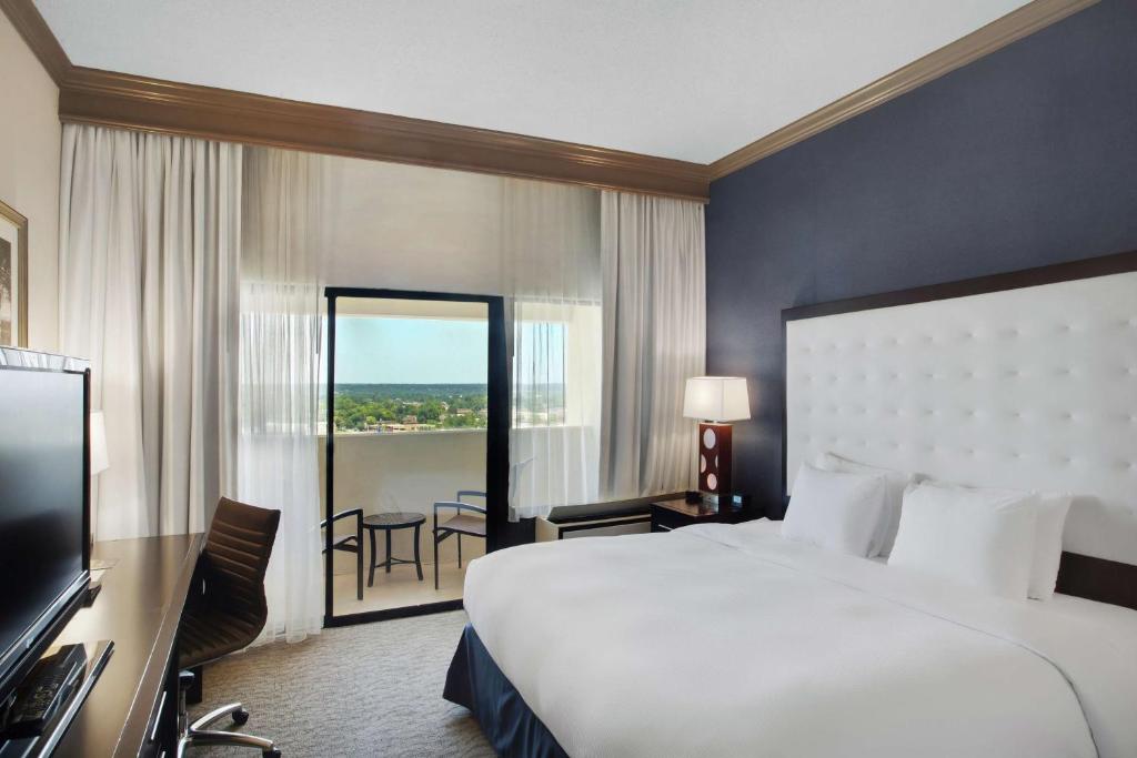 DoubleTree by Hilton Little Rock - Habitación King Con Balcón